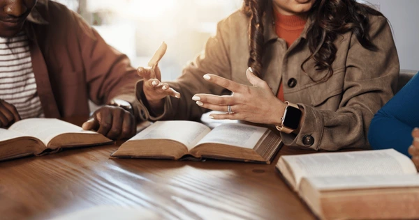 hands-explain-girl-group-bible